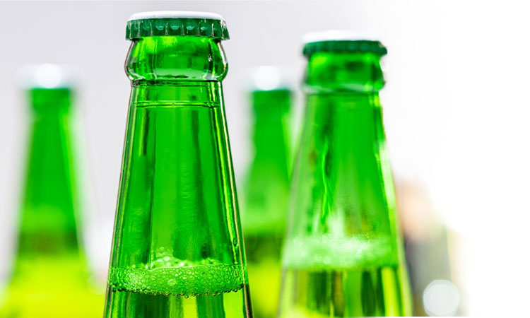 grüne Flaschen mit Kronkorken